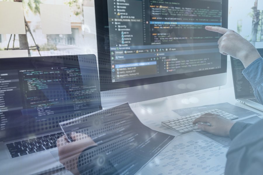 Benutzer betrachtet Content auf Bildschirm